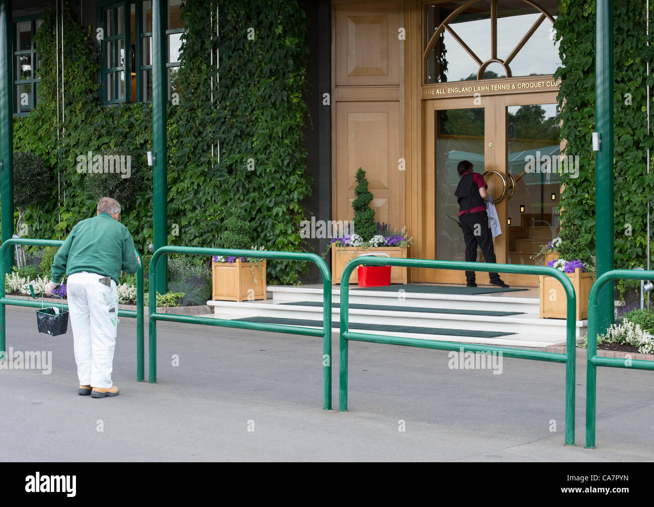 23.06.2012. Le Wimbledon Tennis Championships 2012 tenue à l'All England Lawn Tennis et croquet Club, Londres, Angleterre, Royaume-Uni. Wimbledon se prépare pour les Championnats. Banque D'Images