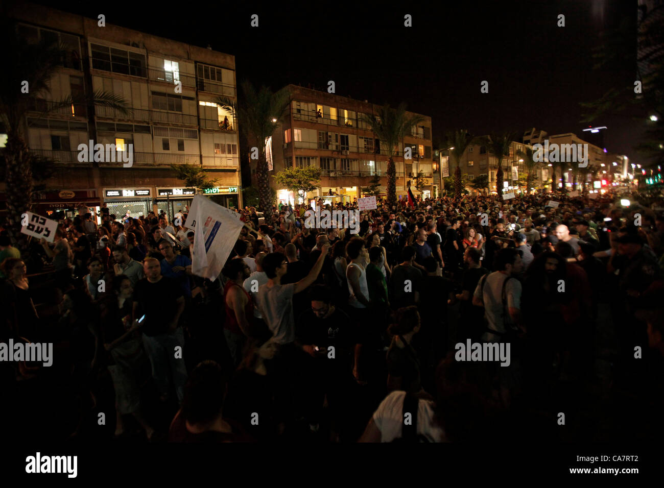 Les manifestants israéliens défilant dans la rue lors de la manifestation du coût de la vie à tel Aviv, Israël. La manifestation de justice sociale, également appelée manifestation de Tents, était une série de manifestations en Israël à partir de juillet 2011 impliquant des centaines de milliers de manifestants issus d'une variété socio-économique s'opposant à la hausse continue du coût de la vie, en particulier du logement. Banque D'Images