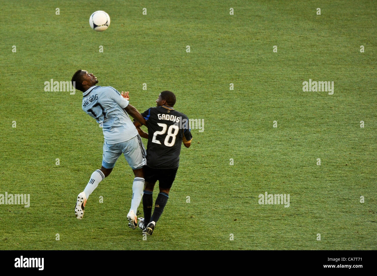 Philadelphie, USA. 23 Juin, 2012. Ray et Gaddis CJ Sapong bataille pour la balle durant un match de football / soccer MLS contre le Sporting KC de Kansas City. Banque D'Images