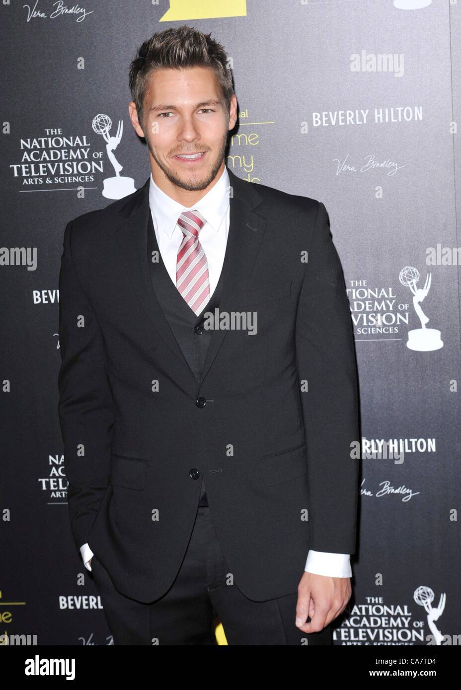 Scott Clifton aux arrivées pour pendant la journée, animation Creative Arts Emmy Awards, Beverly Hilton Hotel, Los Angeles, CA, 23 juin 2012. Photo par : Elizabeth Goodenough/Everett Collection/Alamy Live News Banque D'Images