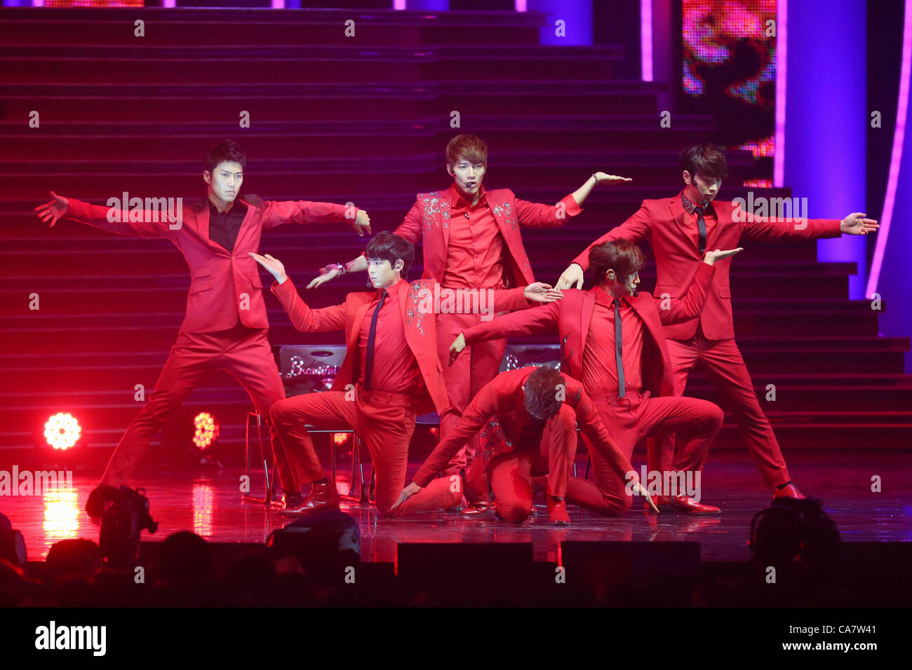 2h00, le 23 juin 2012 MTV Video Music : AIDER LE JAPON 2012 au Makuhari messe à Chiba, au Japon. (Photo de Yusuke Nakanishi/AFLO) [1090] Banque D'Images