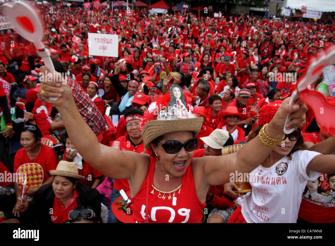 Bangkok , Thaïlande, 24 juin 2012 . 'Red Shirt' manifestants se rassemblent devant le Monument de la démocratie à l'occasion du 80e anniversaire de la 24 Juin 1932 coup d'État. La Thaïlande est une monarchie constitutionnelle avec un gouvernement parlementaire depuis un coup sans effusion de sang le 24 juin 1932 a renversé la monarchie absolue. Banque D'Images