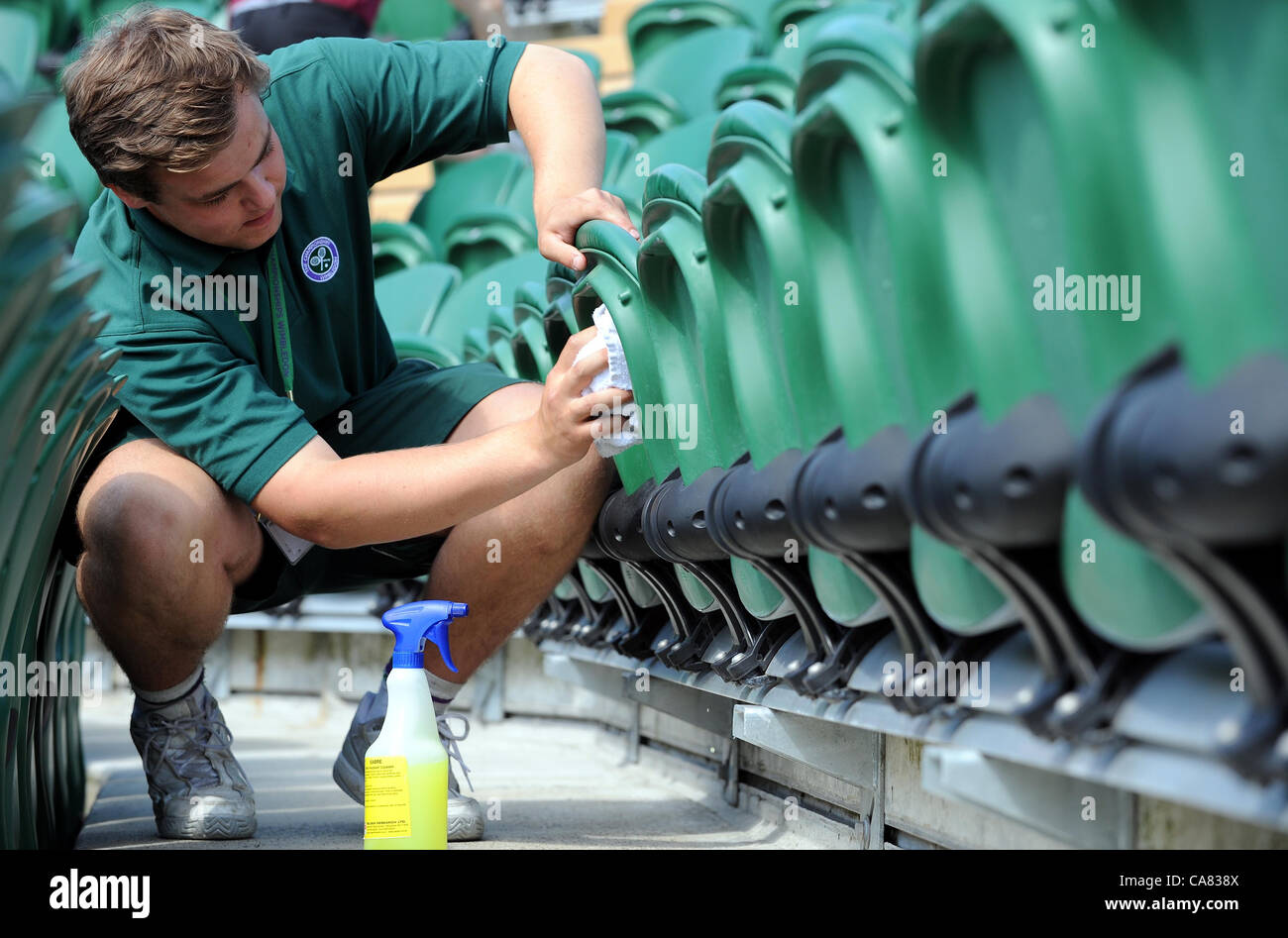 Chaises COUR NETTOYÉ LE WIMBLEDON 20 LE ALL ENGLAND TENNIS CLUB WIMBLEDON Londres Angleterre 25 Juin 2012 Banque D'Images