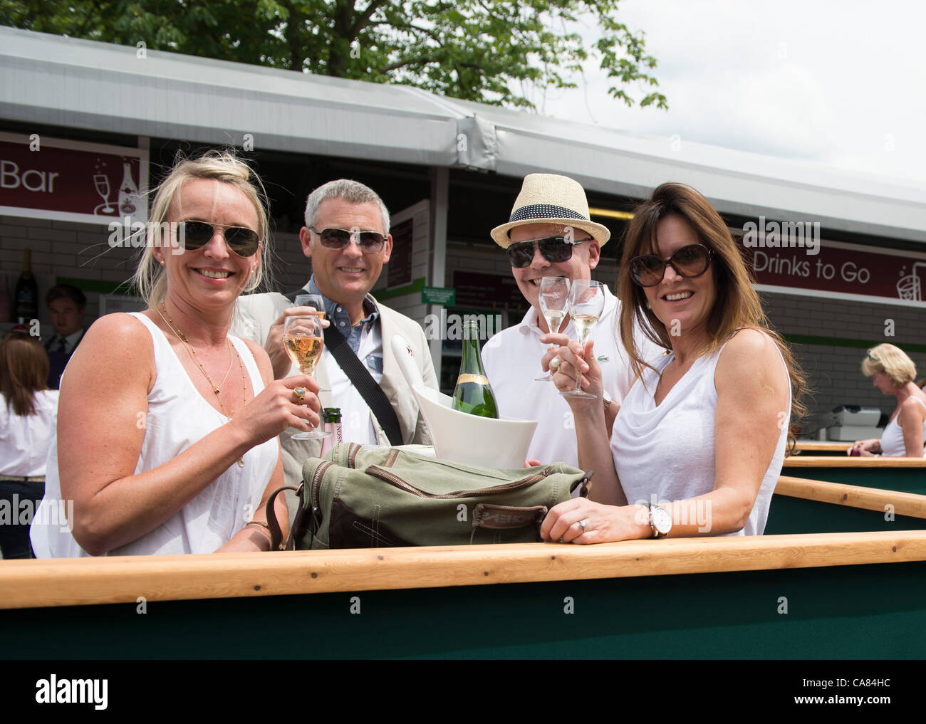 25.06.2012. Le Wimbledon Tennis Championships 2012 tenue à l'All England Lawn Tennis et croquet Club, Londres, Angleterre, Royaume-Uni. Sur le terrain - vue générale. Spectateurs apprécier une coupe de champagne avant le match. Banque D'Images