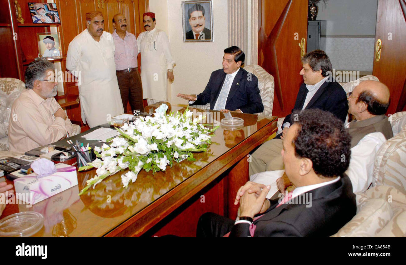 Premier Ministre, Raja Pervez Ashraf en réunion avec Pir Sahib à Pagara Kingri Chambre à Karachi le lundi, 25 juin, 2012. Gouverneur du Sind, Dr.Ishrat- ul-Ibad et du Sindh, Ministre en chef, Syed Qaim Ali Shah Ministre fédéral de l'intérieur, A.Rehman Malik a également présents à cette occasion Banque D'Images