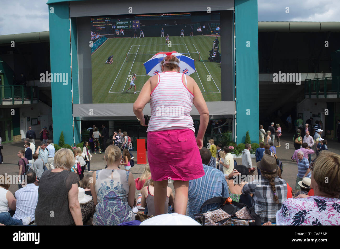 25 Juin, 2012. Les spectateurs le premier jour du championnat de tennis à l'All England Lawn Tennis et croquet Club, Wimbledon. Banque D'Images