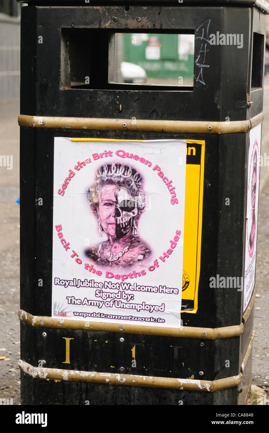 L'Irlande du Nord, Belfast, 26/06/2012 - républicains de protestation contre la visite de la Reine d'Irlande en érigeant des affiches disant 'Send la Brit Reine retour à l'emballage des profondeurs de l'Hadès' Banque D'Images