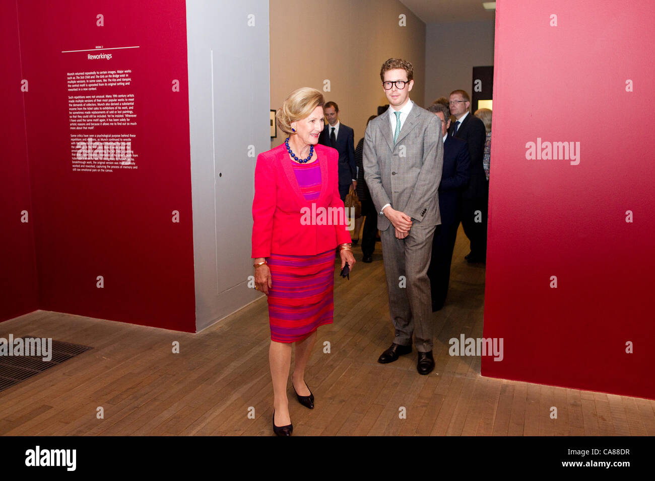 Edvard Munch : l'oeil moderne, Tate Modern, Londres, Angleterre, Royaume-Uni. 26.06.2012 La Reine Sonja de Norvège s'occupe avec le conservateur de l'exposition ( costume gris et verres) Nicholas Cullinan. Edvard Munch l'oeil moderne : exposition, grande exposition à la Tate Modern de Londres de l'artiste Peintures et dessins réalisés dans la première moitié du xxe siècle. Banque D'Images