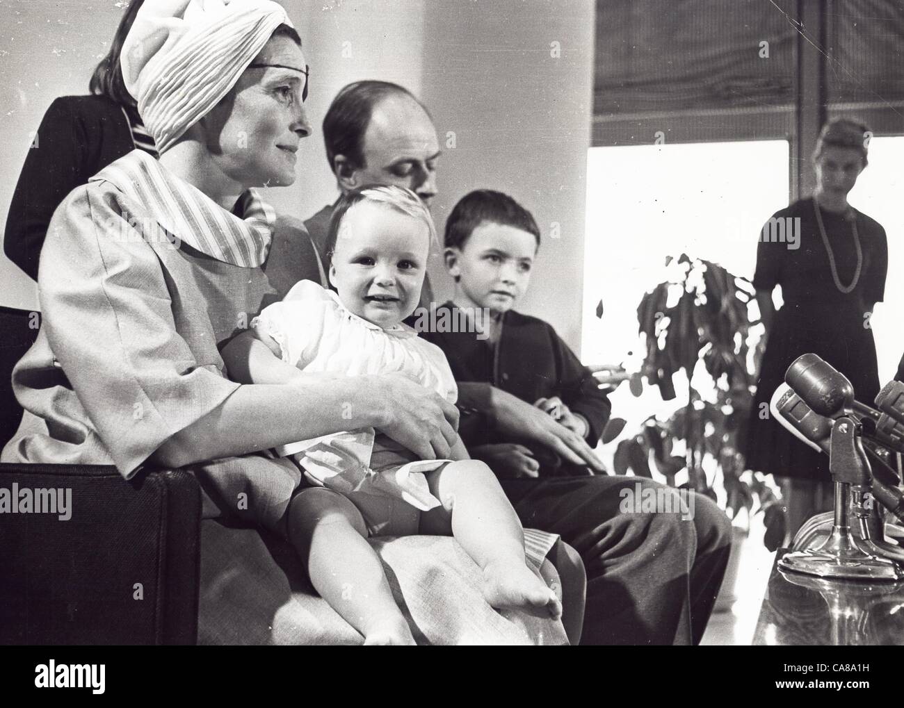 PATRICIA NEAL avec son mari et enfants de Roald Dahl à l'aéroport de Los  Angeles à l'Angleterre. Elle a récemment subi un AVC et attend un autre  enfant..Fourni par Photos inc.(Image Crédit :