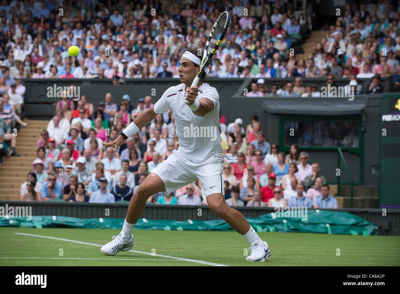 26.06.2012 Londres, Angleterre de l'Espagne de Rafael Nadal en action contre Thomaz Bellucci du Brésil au cours de la deuxième journée des Championnats de tennis de Wimbledon à l'All England Lawn Tennis Club. Banque D'Images