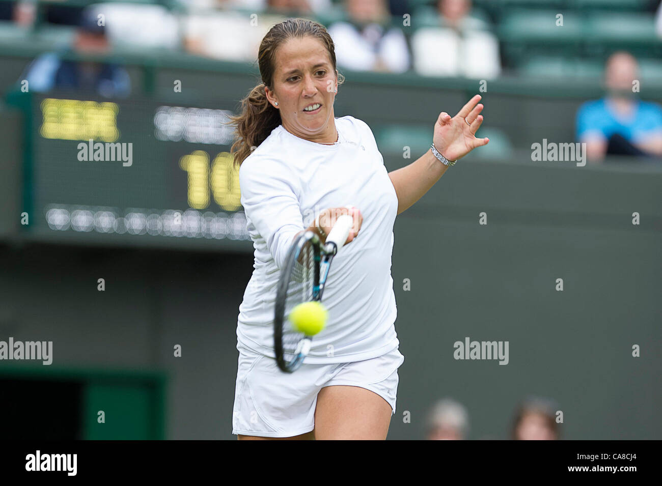 26.06.2012 Londres, Angleterre Irina Falconi de United States en action contre Victoria Azarenka du Bélarus au cours de la deuxième journée des Championnats de tennis de Wimbledon à l'All England Lawn Tennis Club. Banque D'Images