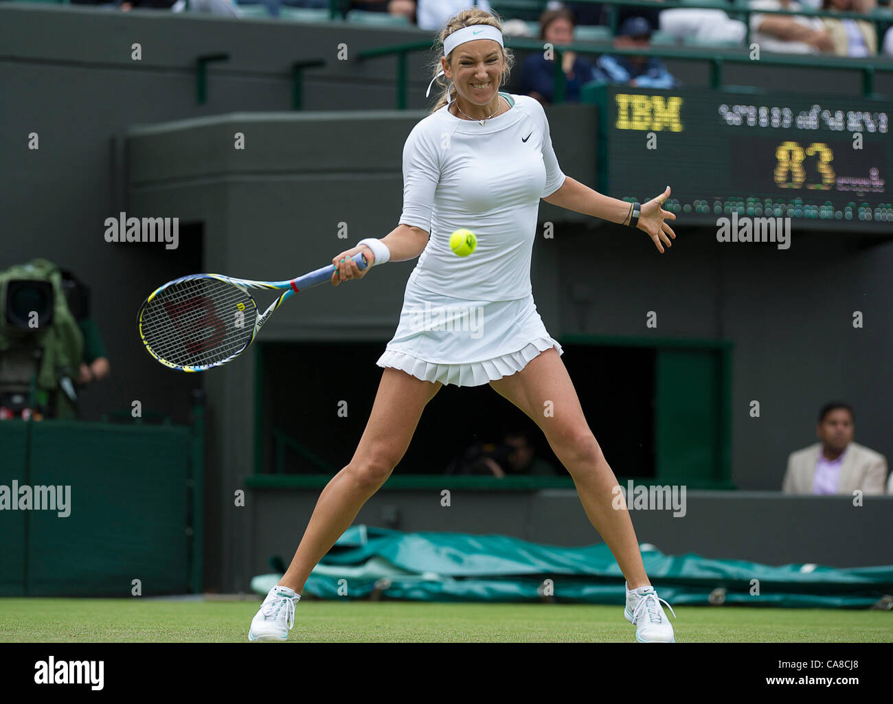 26.06.2012 Londres, Angleterre Victoria Azarenka du Bélarus en action contre Irina Falconi des États-Unis au cours de la deuxième journée des Championnats de tennis de Wimbledon à l'All England Lawn Tennis Club. Banque D'Images