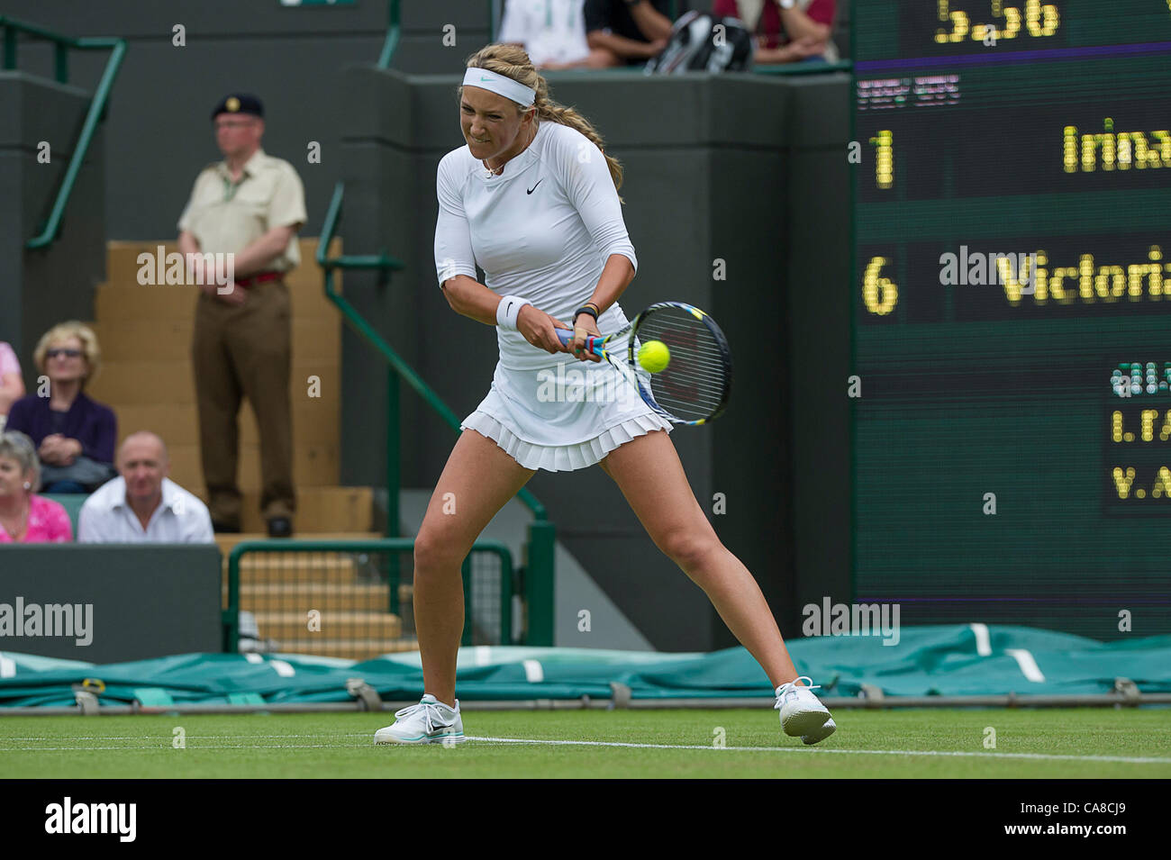 26.06.2012 Londres, Angleterre Victoria Azarenka du Bélarus en action contre Irina Falconi des États-Unis au cours de la deuxième journée des Championnats de tennis de Wimbledon à l'All England Lawn Tennis Club. Banque D'Images