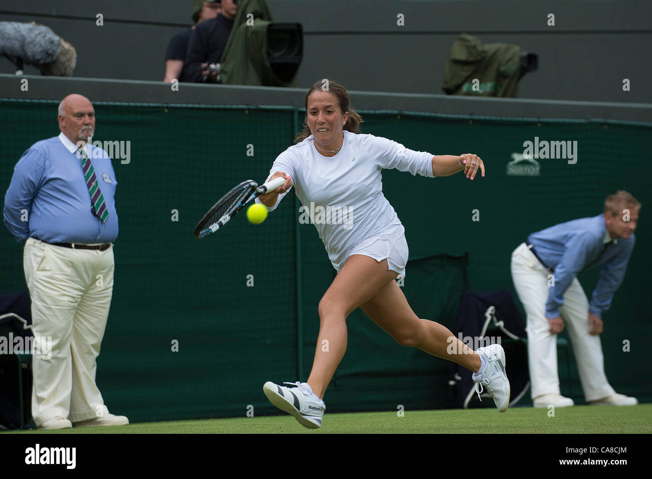 26.06.2012 Londres, Angleterre Irina Falconi de United States en action contre Victoria Azarenka du Bélarus au cours de la deuxième journée des Championnats de tennis de Wimbledon à l'All England Lawn Tennis Club. Banque D'Images