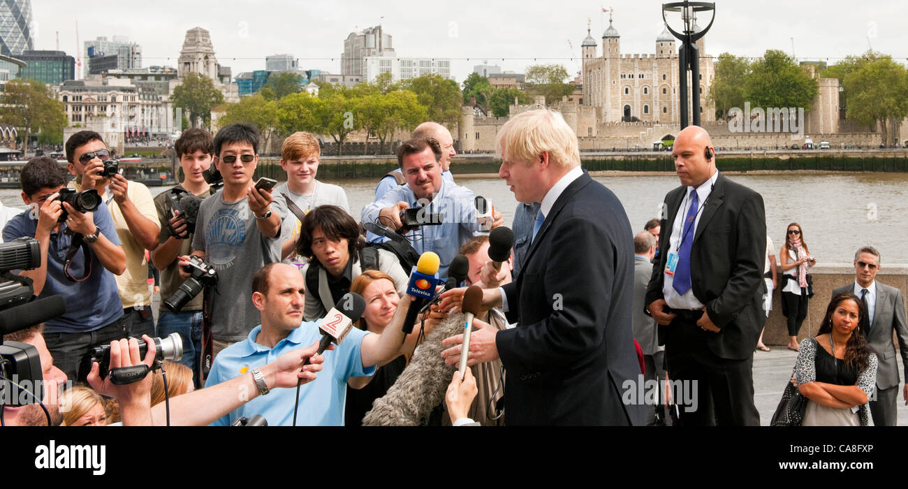 Londres, Royaume-Uni. Mercredi 27 juin 2012. Anneaux olympiques ont été dévoilés au Tower Bridge aujourd'hui exactement un mois avant le début des Jeux Olympiques de Londres. L'inauguration a été suivie par un certain nombre de dignitaires, dont Boris Johnson, Maire de Londres qui est vue ici aborder le monde presse après le dévoilement. Banque D'Images