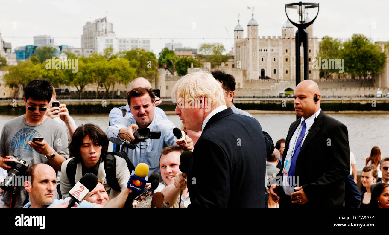 Londres, Royaume-Uni mercredi 27 juin 2012. Anneaux olympiques ont été dévoilés au Tower Bridge à-jour exactement un mois avant l'ouverture des Jeux Olympiques de Londres. L'inauguration a été suivie par un certain nombre de dignitaires, dont Boris Johnson, Maire de Londres qui est vue ici aborder le monde presse après le dévoilement. Banque D'Images