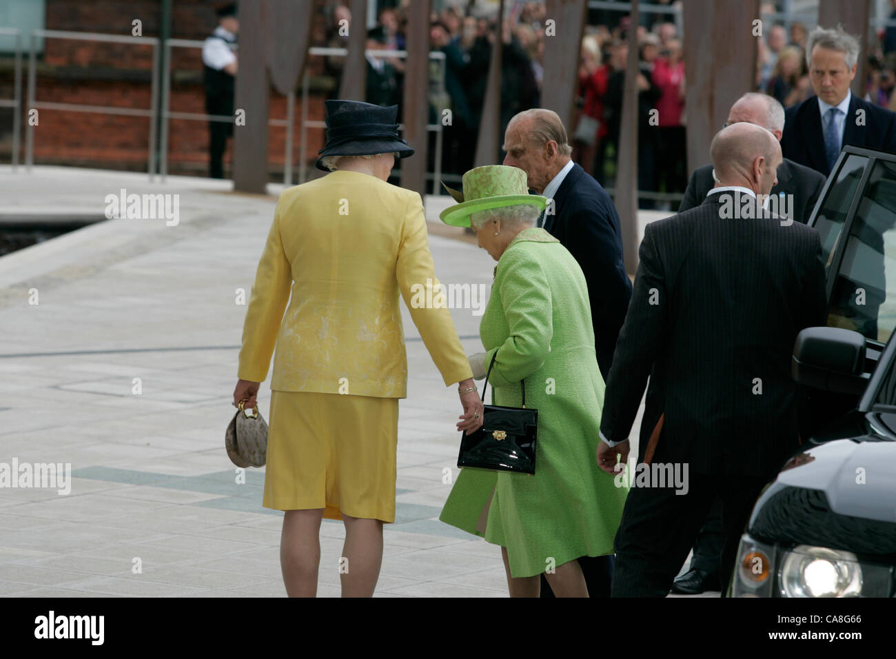 Sa Majesté la Reine et Son Altesse Royale le duc d'Édimbourg ont été accueillis par Dame Mary Peters, DBE, lord lieutenant du comté Borough de Belfast à leur arrivée à l'établissement Titanic à Belfast pour son ouverture officielle. Banque D'Images