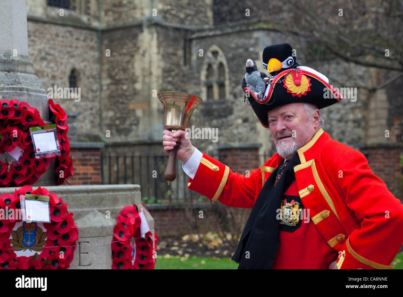 Festival de Noël de Dickens, 4 décembre 2011, Rochester, Kent, UK. Robin Burfoot, 'crieur public de la ville de Rochester et la Medway Towns' et 'eau' huissier Principal. Le festival a lieu chaque année depuis 1988 et célèbre Charles Dickens connexions avec la ville. Banque D'Images