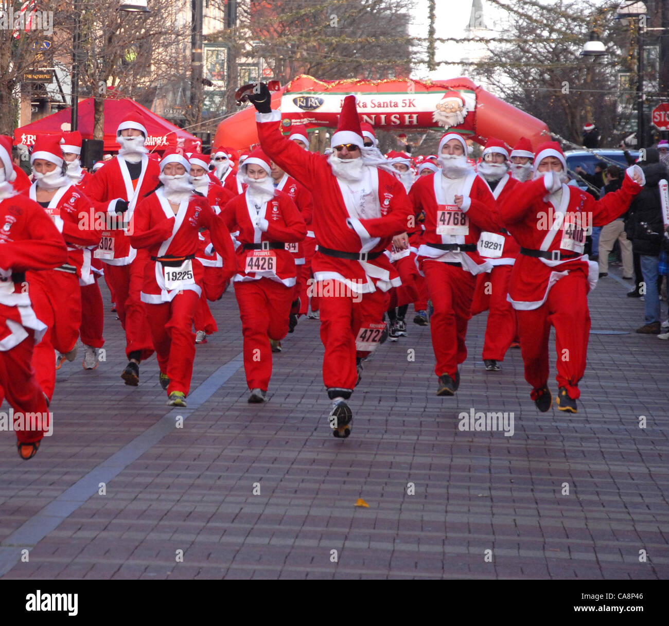 Certains des presque 1 200 dans le Burlington, Vermont, États-Unis commencer la course Santa au début de la course de 5 k au Vermont's Queen City le 4 décembre 2011. Recettes vont à la Fondation Fais Un Voeu, qui bénéficie le cancer infantile. Sandy Macys/Alamy Photo Banque D'Images