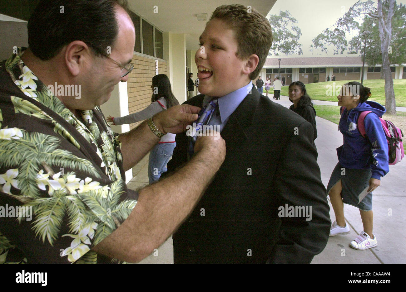 Shane Saenz, 14 faux, que son père est l'étouffement lui comme son père, Joseph  Saenz ajuste la cravate de Shane lors d'une pause dans les débats simulant  leur rôle d'experts du congrès