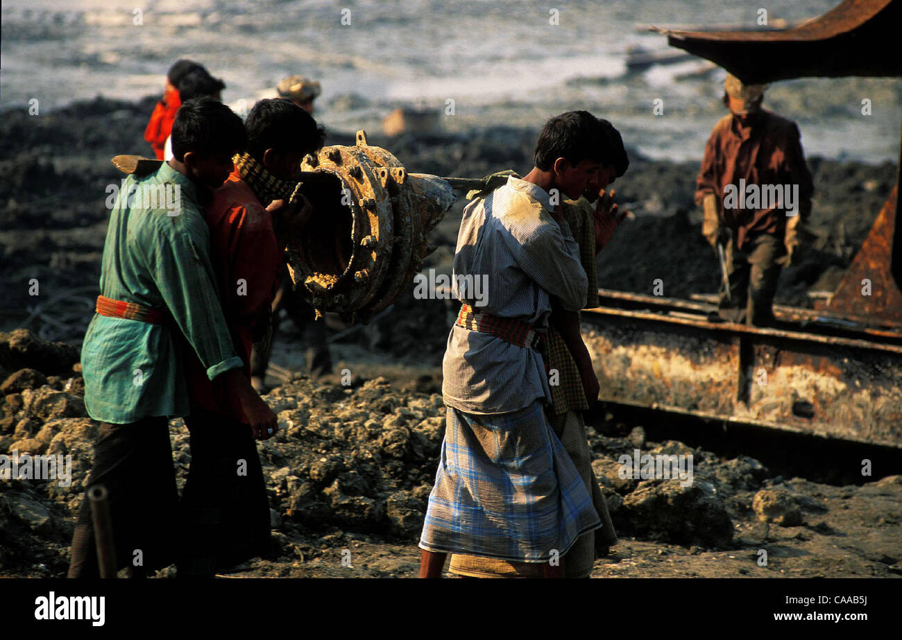 CHITTAGONG, BANGLADESH, 13 janvier 2003 Shipwrecking. Souche ouvriers sous la charge d'une machine d'être récupérés d'un vieux pétrolier. Photo de Chris Stowers/JiwaFoto Banque D'Images