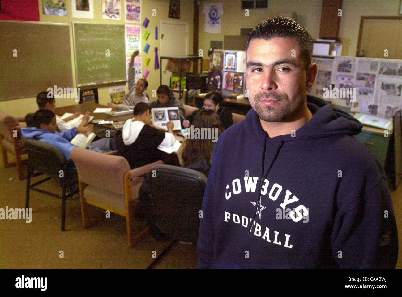 Johnny Rodriguez, directeur exécutif de l'un jour à la fois, se situe à droite tandis que les enfants dans le programme de travail sur les devoirs à Brentwood, Californie le Jeudi, Janvier 23, 2003. (Contra Costa Times/Dean Coppola) Banque D'Images