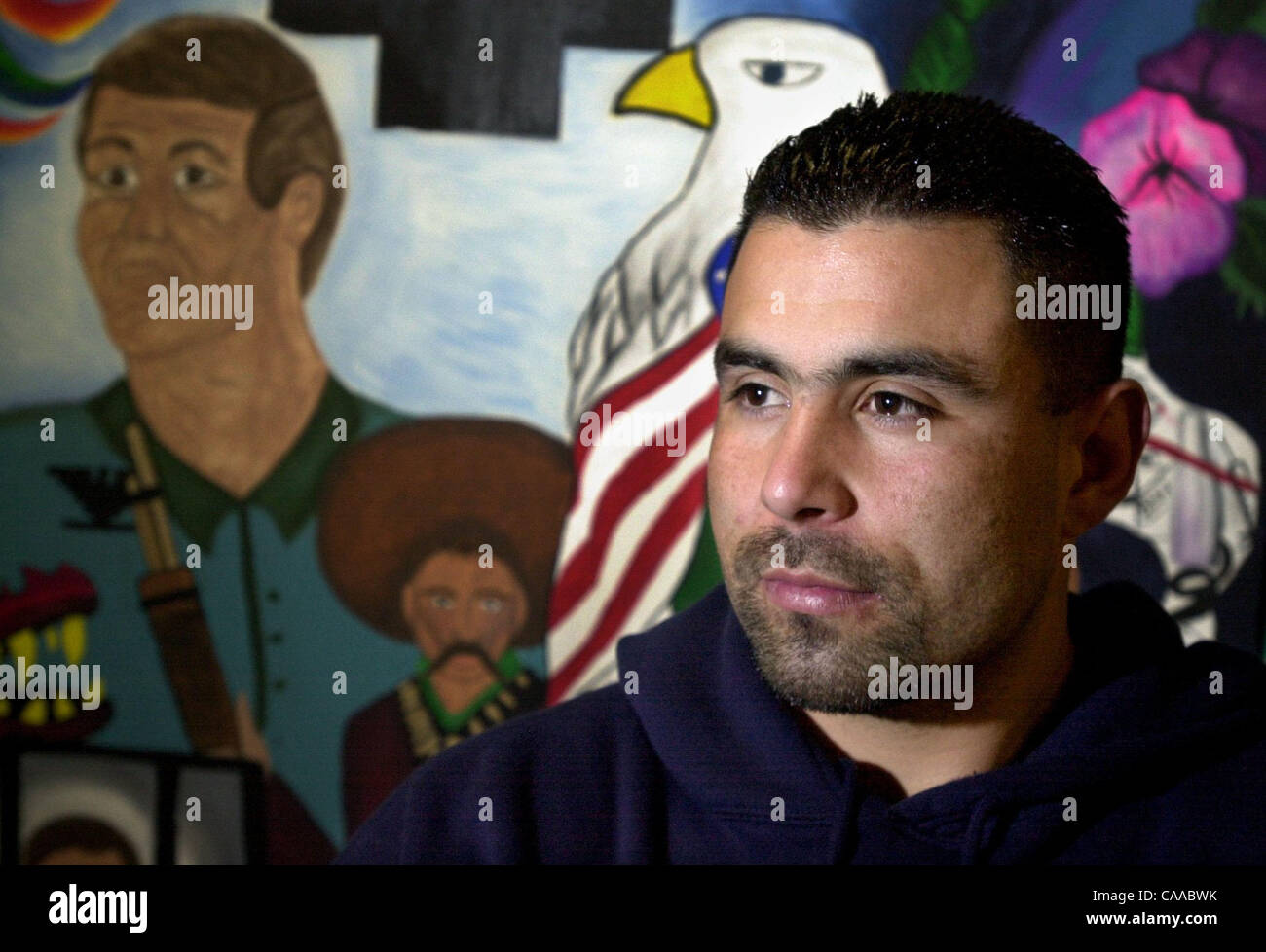 Johnny Rodriguez, directeur exécutif de l'un jour à la fois, pose à côté d'une fresque peinte par les enfants dans le programme à Brentwood, Californie le Jeudi, Janvier 23, 2003. (Contra Costa Times/Dean Coppola) Banque D'Images