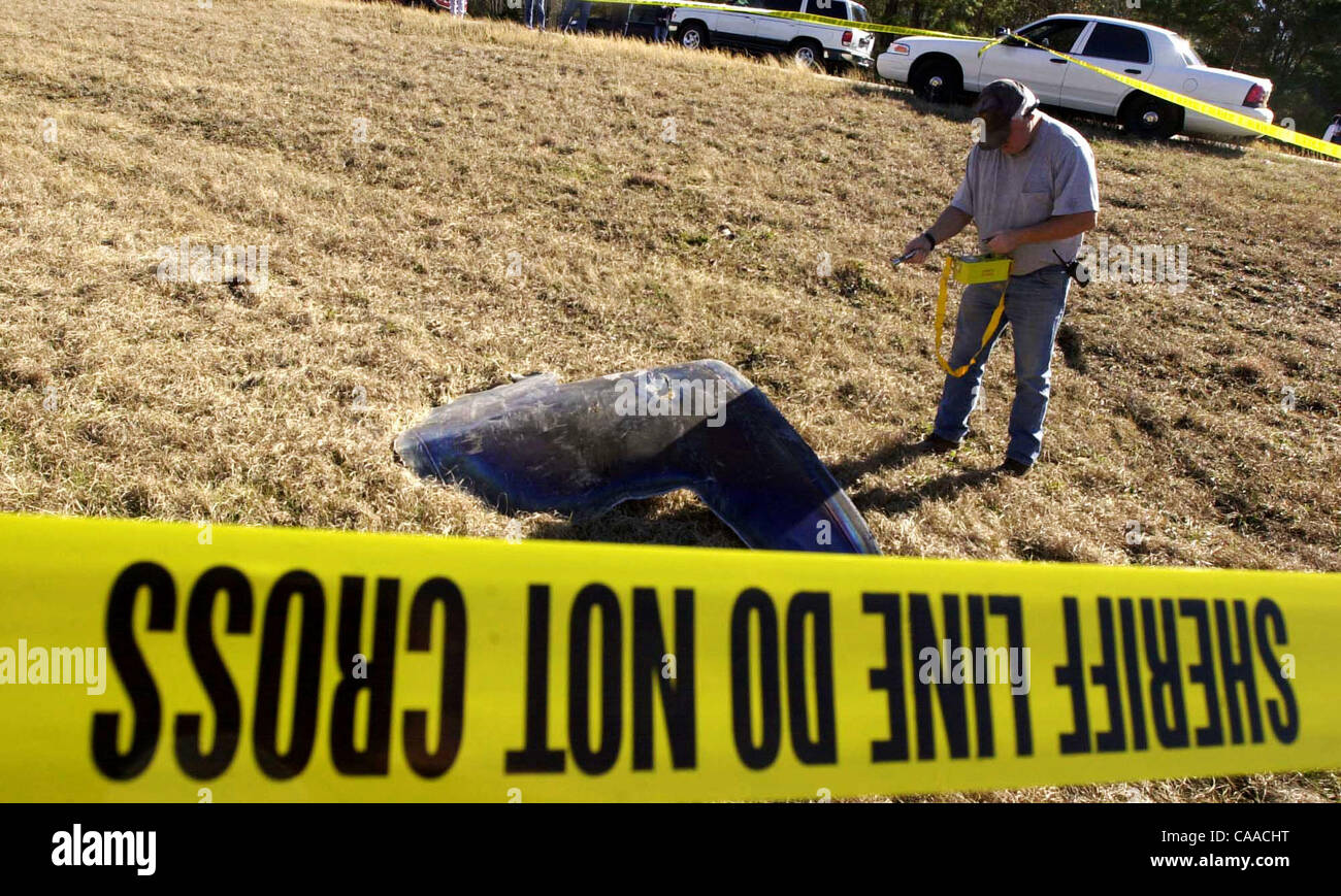 Feb 01, 2003 ; Palestine, Texas, USA ; ! Nous n'MAGS jusqu'au 04/02/2003 ! SCOTT WALKER, Chef des pompiers du VFD, les chèques d'un morceau de débris avec un compteur Geiger sur l'autoroute 155, 10 miles au nord de la Palestine, TX. Le métal est que l'on croit être de l'explosion de la navette spatiale Columbia qui s'est passé samedi matin. Banque D'Images