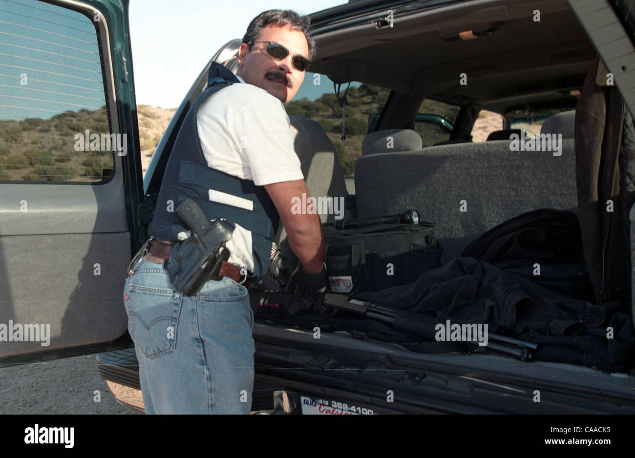 Feb 01, 2003 ; Los Angeles, CA, USA ; EDDIE ALFRED E. regroupe jusqu'RHEMREB sa voiture avant de partir pour la chasse. Les chasseurs de primes sont des mercenaires qui font le genre de travail la police ne peuvent pas ou ne veulent pas faire. Il peut être une profession très lucrative, mais aussi très dangereux. C'est statistiquement le contre Banque D'Images