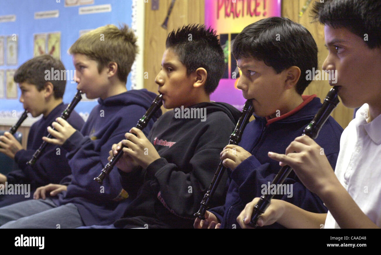 (Publié le 02/10/2003, NC-1) : Les élèves en enseignant la musique de Jim Collado classe à l'école primaire de Christa McAuliffe, enregistreurs jouer LtoR : Juan ALVAREZ, JACOB THOMAS, AARON BRYAN RUIZ, CORDOBA, et NICKY SANTILLAN. Tous les 4ème et 5ème. année à Oceanside Les écoles se classe de musique. U/T photo CHARLIE NEUM Banque D'Images