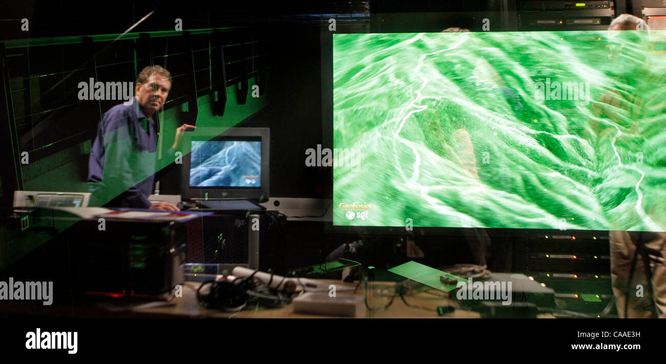 Tom DeFanti (CQ)(à gauche, chemise bleue) est un chercheur scientifique, division de l'UCSD Calit2. L'ordinateur repose sur sa main est un super ordinateur qui projette des images dans le cinéma numérique que peu d'autres ont accès à. La forte, des images nettes sont incroyables à voir et un mini-cinéma écran ci-dessous est traduit en fr Banque D'Images
