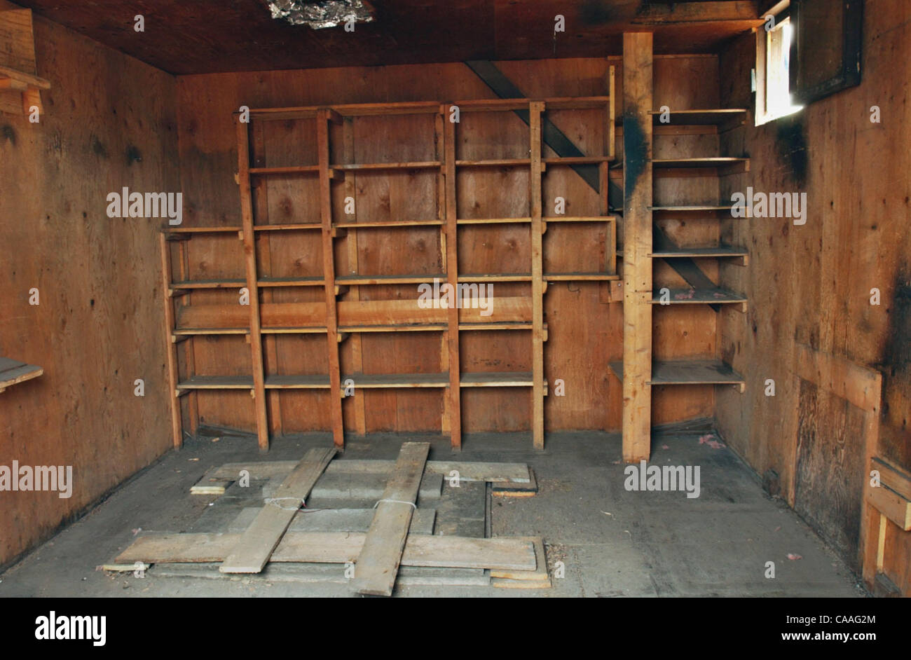 01 mai 2003, Sacramento, CA, USA ; l'intérieur de la cabine : La 10' x 13' chalet en bois que Ted Kaczynski, l'Unabomber condamnés, vivaient dans la région de Montana a été transféré à la propriété privée aujourd'hui, jeudi, 1 mai 2003. La structure devait être démantelé et enlevé d'un storage installations Banque D'Images