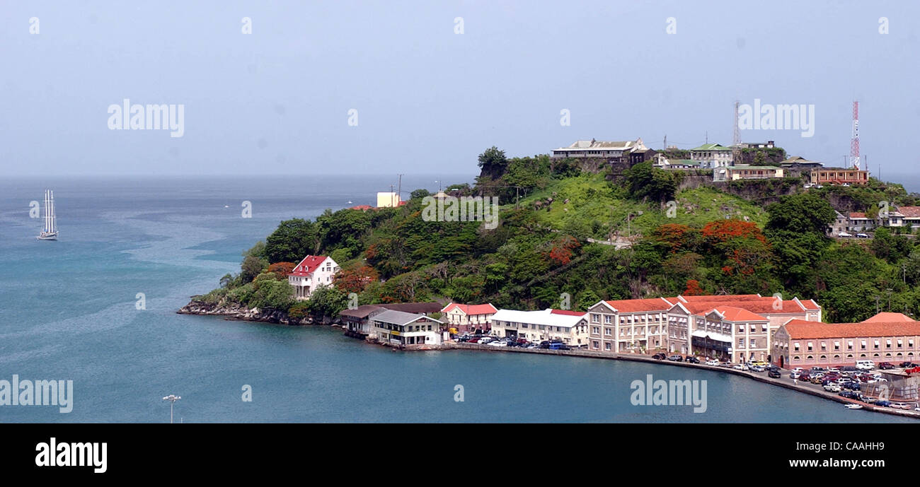 Jun 26, 2003 ; Saint Georges, la Grenade, l'île de la Grenade. Depuis son arrivée au pouvoir en 1995, le premier ministre, M. Mitchell a engagé une série d'ambitieux projets publics - stade national, une douzaine de nouvelles routes, un hôpital de quatre étages, et le port de croisière - qui visent à stimuler l'investissement privé et att Banque D'Images