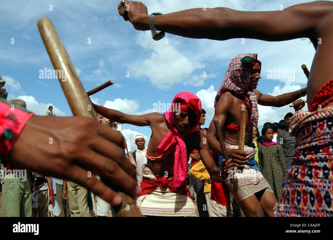 BHAKTAPUR, KATHMANDUNEPAL danse népalaise tandis que l'aide de bâtons pendant Gai Jatra (Festival de vache). Le festival est dédié à ceux qui sont morts au cours de l'année précédente. Newars croire qu'après la mort, les vaches vont les guider à Yama, le dieu de l'enfer. Photo par Edy Purnomo/JiwaFoto Banque D'Images
