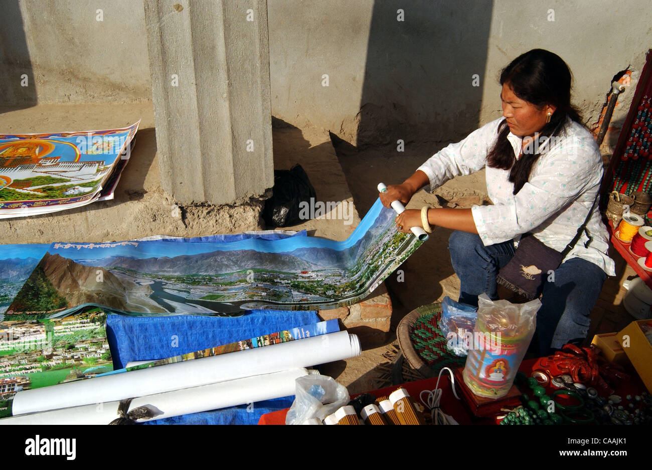 Katmandou, Népal- le 29 août 2003 femme bouddhiste tibétain affiche un poster de palais du Potala à Boudhanath . Il y a actuellement près de 120 000 Tibétains en exil, et quelques 12.000 d'entre eux sont au Népal. Beaucoup d'entre eux sont des réfugiés qui ont fui leur pays après l'invasion de 1950, le Parti communiste Peopl Banque D'Images