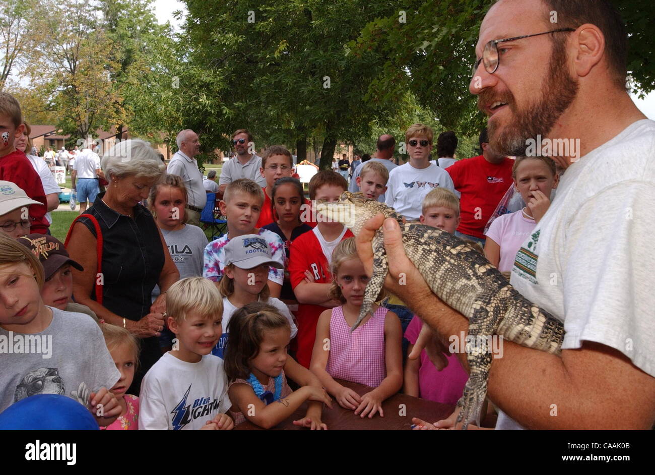 07 sept., 2003 - Crestview Hills, Kentucky, USA - Thomas More College 150e année, le SesquiFest : Zoo de Cincinnati's baby aligator a été un grand succès auprès des enfants en tant que porte-parole du Zoo VAL NASTOLD explique comment prendre soin de la créature. (Crédit Image : © Ken Stewart/ZUMA Press) Banque D'Images