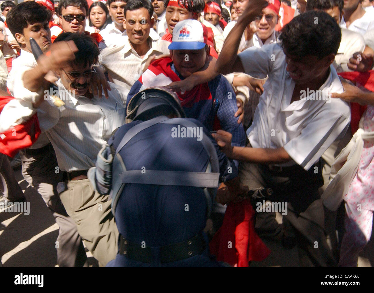 Katmandou, Népal, 10 septembre 2003 : Des manifestants anti gouvernement népalais en conflit avec la police lors d'une démonstration à la rue principale de Katmandou. La violence et la protestation ont grimpé au Népal après la lutte contre la guérilla maoïste pour abolir la monarchie. Des milliers de partisans des cinq principaux partis politiques w Banque D'Images