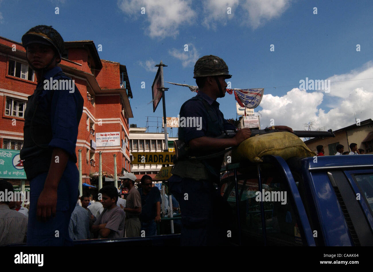 Katmandou, Népal, 10 septembre 2003 : Des policiers népalais montent la garde à la rue principale de Katmandou. La violence et la protestation ont grimpé au Népal après la lutte contre la guérilla maoïste pour abolir la monarchie. Des milliers de partisans des cinq principaux partis politiques ont été arrêtés alors qu'ils demandent Banque D'Images