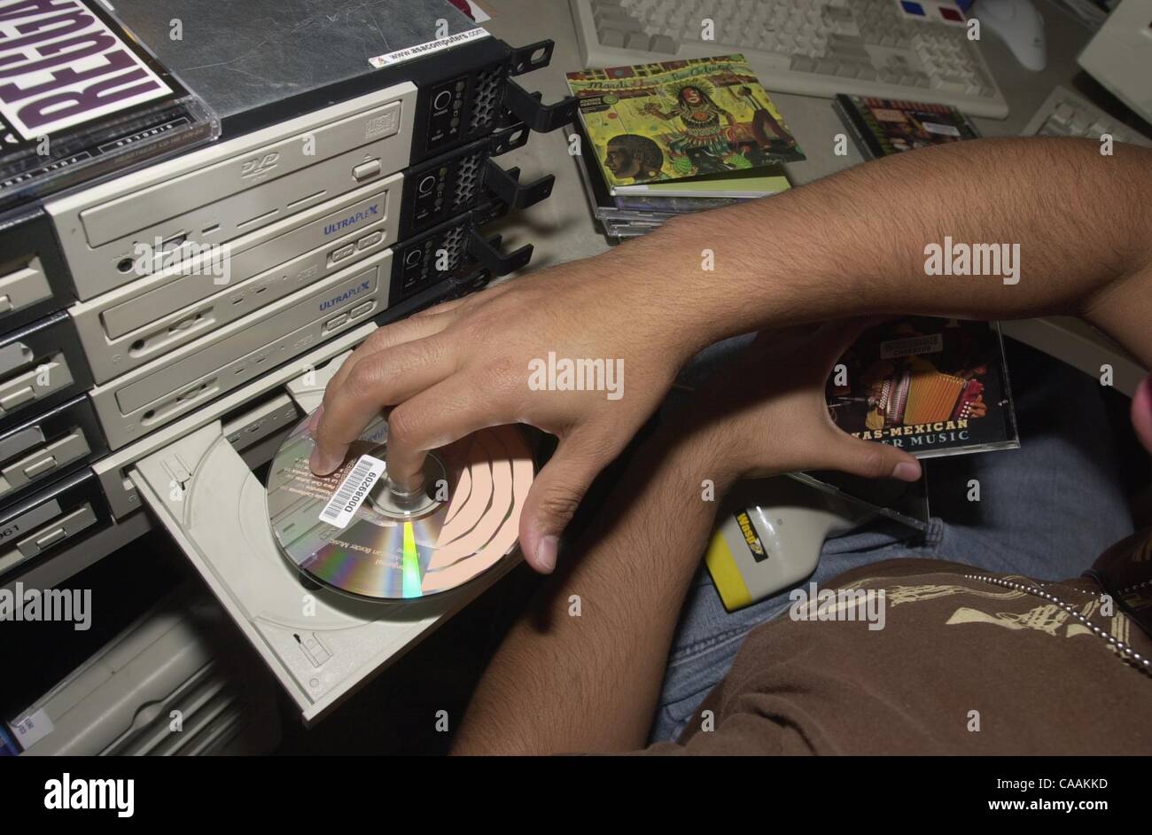 (Publié le 08/24/2004, C-1, UT1827494) SLmusicmatch226414x002/Aug 11---Andres Salmon prépare un CD de musique pour la numérisation à l'aide de Musicmatch à Rancho Bernardo. Musicmatch Jukebox est un logiciel dans lequel les gens peuvent écouter leurs mp3s sur son ordinateur. La société vend des abonnements pour le sur mesure Banque D'Images