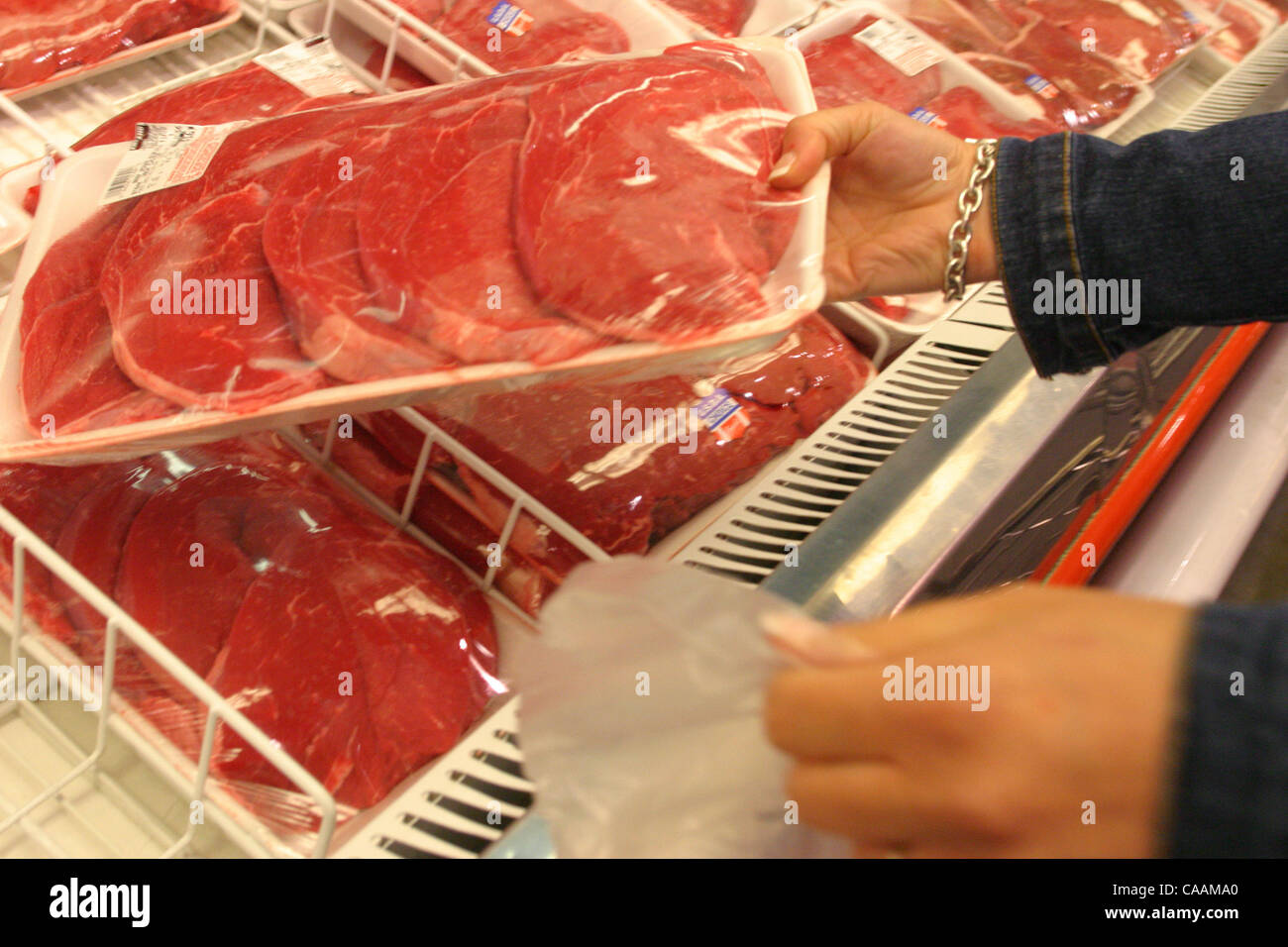 21 avr, 2004 ; Laguna Beach, CA, USA ; un consommateur achète des steaks de boeuf américain à partir d'un supermarché boucher section. L'encéphalopathie spongiforme bovine, communément appelée la maladie de la vache folle a été trouvé en nous des bovins. L'USDA a déjà pris des mesures pour retirer le bétail non ambulatoire, qui sont les plus à risque de la maladie Banque D'Images