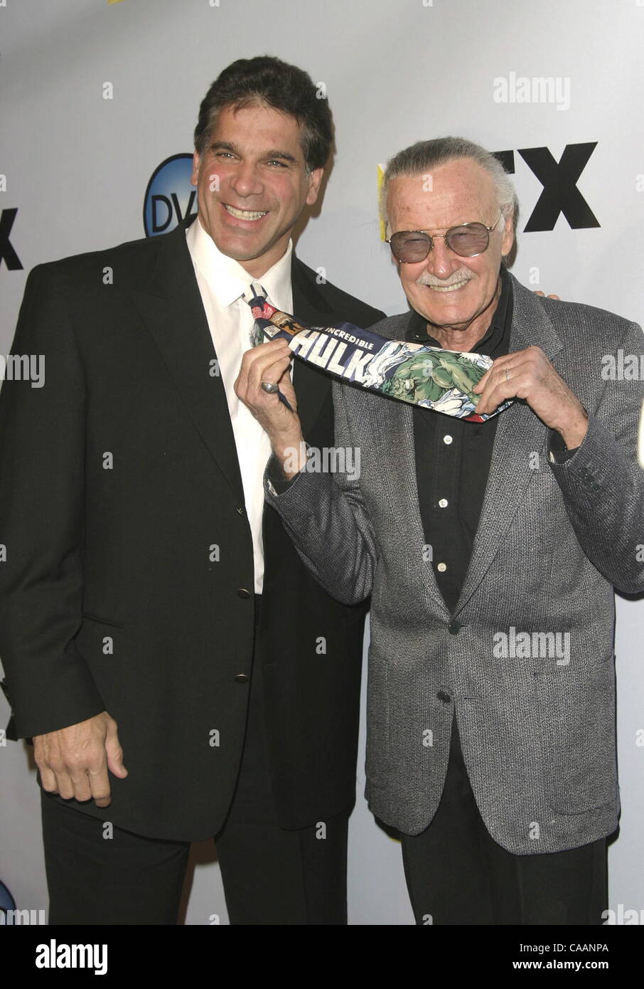 02 déc., 2003 - Hollywood, Californie, USA - Lou Ferrigno et Stan Lee à l'Exclusive DVD Awards tenue au Wiltern theatre. Banque D'Images