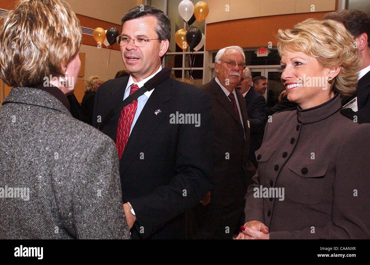 Dec 06, 2003 - Erlanger, Kentucky, USA - Kentucky gouverneur élu Ernie Fletcher (c) avec son épouse Glenna Fletcher (R) sont accueillis à leur arrivée à une pré-inauguration réception pour les amis politiques et les travailleurs campagn. (Crédit Image : © Ken Stewart/ZUMA Press) Banque D'Images