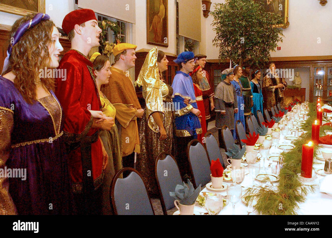 Dec 06, 2003 - Cincinnati, Ohio, USA - Xavier Madrigal Singers le dîner, vous divertir dans la salle du Conseil d'Conaton Schmidt au Hall. (Crédit Image : © Ken Stewart/ZUMA Press) Banque D'Images