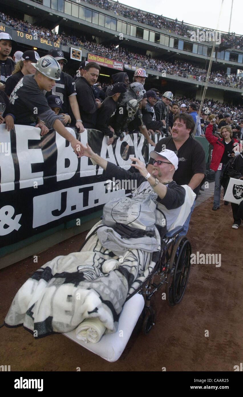 C'était un rêve devenu réalité comme Oakland Raiders fan John Davis de Concord, est passé à roues fans dans "le trou noir" par son beau-frère John Martinez se rendant à leurs places dans l'article 221 après avoir certains joueurs et anciens Oakland Raiders légende Jim Otto signer son chapeau de base-ball Dimanche 9 Novembre Banque D'Images