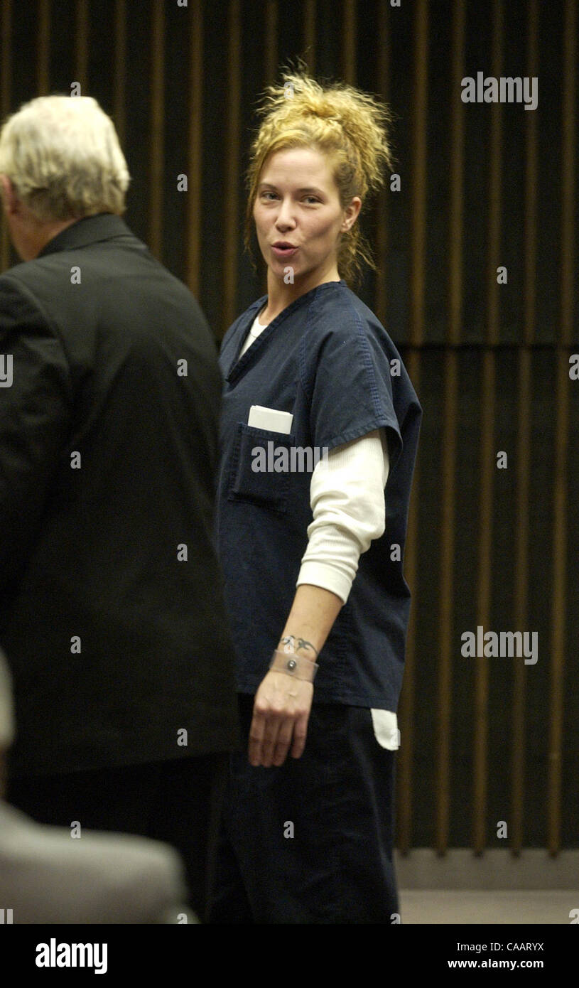 Feb 12 2004 Mt Clemens Mi Usa Kim Mathers Ex Femme D Eminem Se Place En Avant Du Juge Edward Sorvito Dans Macomb County Circuit Court De Mt Clemens Michigan Pour Les