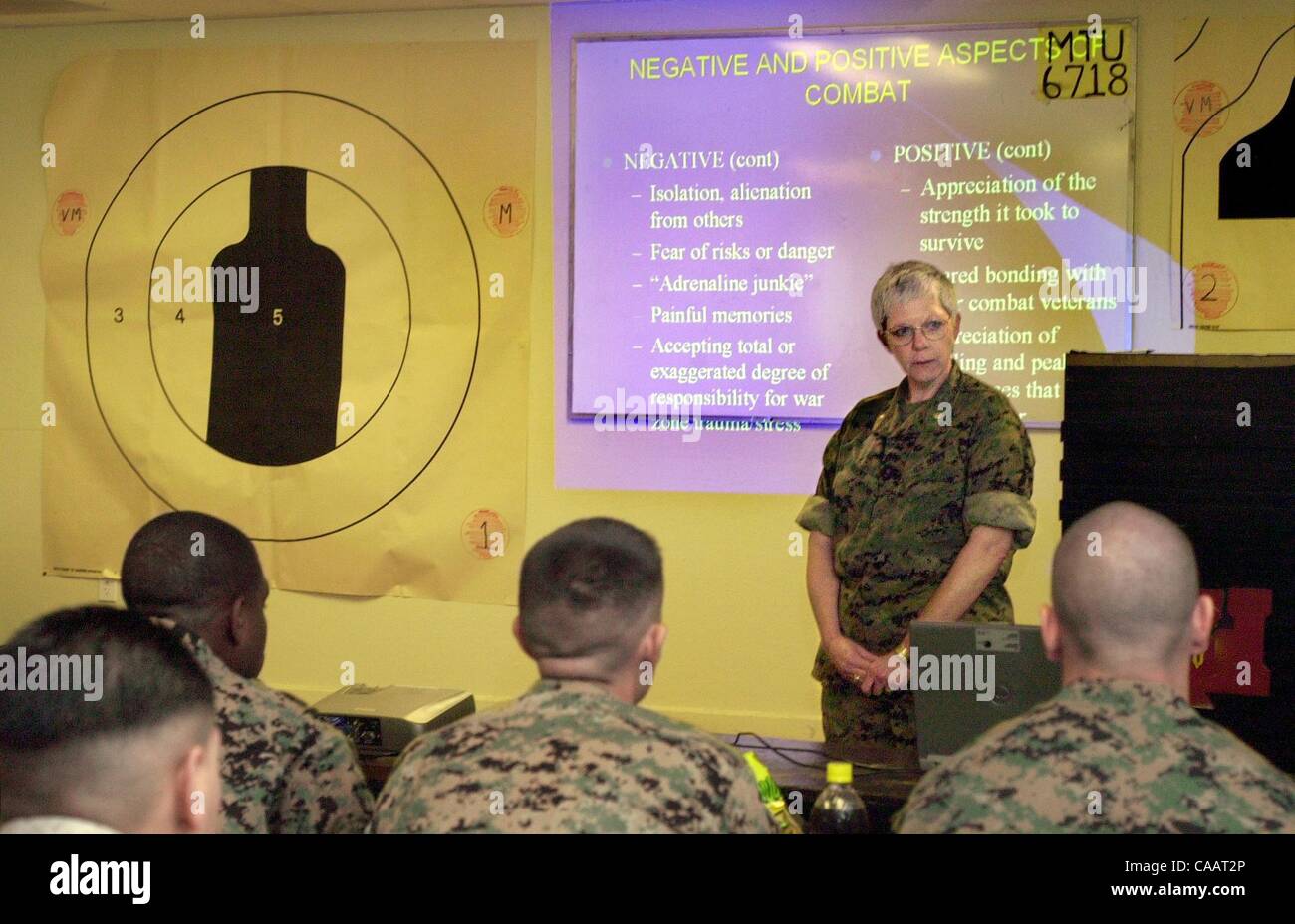 (Publié le 07/01/2004, A-21, les UT1816981) Navy Lieutenant-commander BETTYE BURNS (CQ), un Camp Pendleton travailleur social, procède à une classe sur la façon de traiter avec le stress de combat à un groupe de Marines qui revient d'Irak. U/T photo CHARLIE NEUMAN Banque D'Images