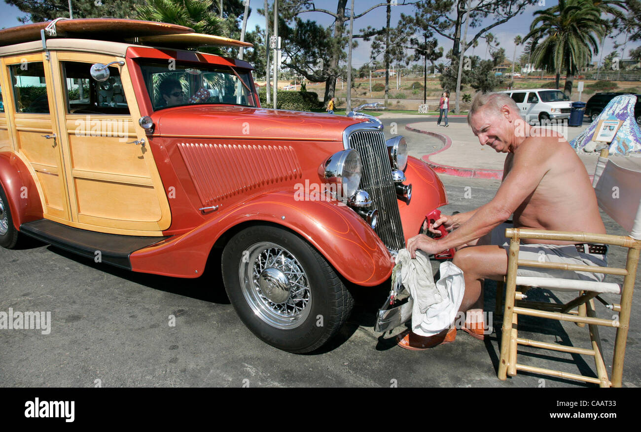 JERRY HELT, de Bakersfield, polit ses vintage 1934 Ford 'woody' au Swami's Beach terrain de stationnement, à Encinitas cet après-midi. Lui et son épouse Carol, qui est derrière le volant, sont ici pour ce weeekend Wavecrest annuel Woodie Rencontrez cas ce samedi à Moonlight beach, à Encinitas. Il s'agit d'expe Banque D'Images