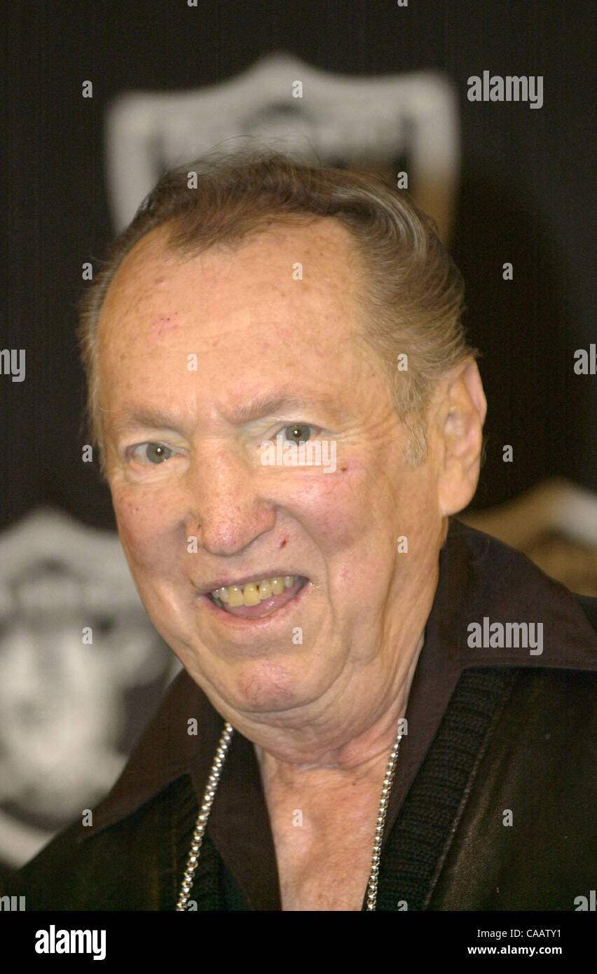 Al Davis, de l'Oakland Raiders, détient un très rare et une séance avec les médias de la région de la baie pour effacer l'air sur l'état actuel de l'équipe de Famille AC à Alameda, Californie, le mardi 21 janvier, 2004. (Contra Costa Times/Eddie Ledesma) Banque D'Images