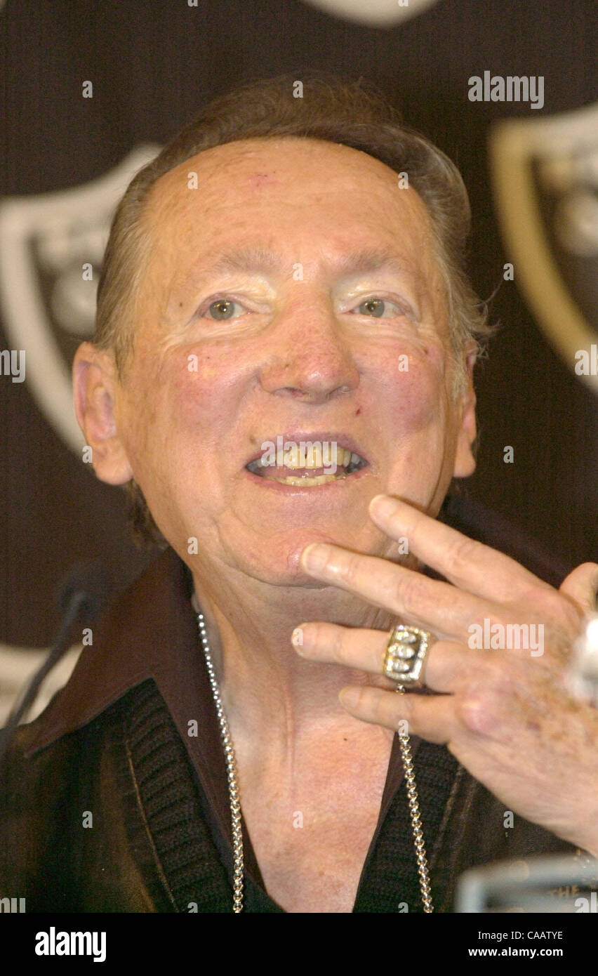 Al Davis, de l'Oakland Raiders, détient un très rare et une séance avec les médias de la région de la baie pour effacer l'air sur l'état actuel de l'équipe de Famille AC à Alameda, Californie, le mardi 21 janvier, 2004. (Contra Costa Times/Eddie Ledesma) Banque D'Images