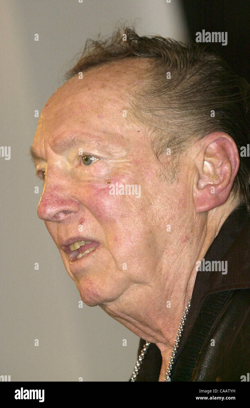 Al Davis, de l'Oakland Raiders, détient un très rare et une séance avec les médias de la région de la baie pour effacer l'air sur l'état actuel de l'équipe de Famille AC à Alameda, Californie, le mardi 21 janvier, 2004. (Contra Costa Times/Eddie Ledesma) Banque D'Images